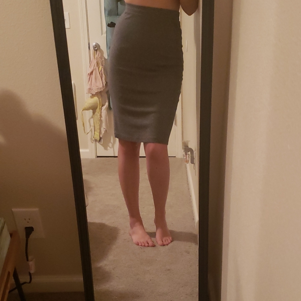 Grey pencil skirt 🌻